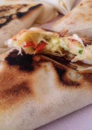 Une photo de Samoussas avec les restes de riz parfumé (vegan)