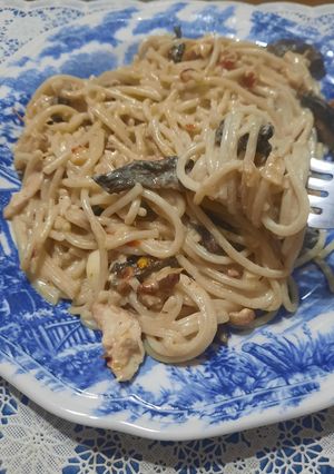 Una foto de Pasta que enamora con hongos y pollo