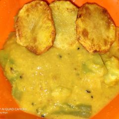 A picture of Sabudana khichdi with fried potatoes.