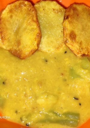 A picture of Sabudana khichdi with fried potatoes.