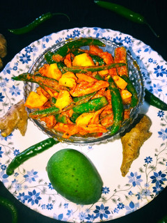 कैरी, अदरक, हरी मिर्च का अचार(keri adrak hari mirch ka achar recipe in hindi) रेसिपी मुख्य फोटो