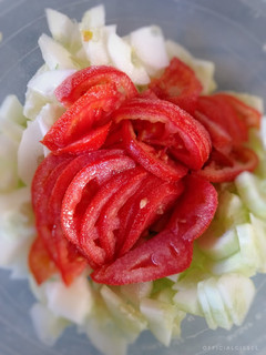 Una foto de Ensalada fresca de Tomates con pepinos