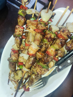 Una foto de Brochetas de cerdo con corazoncitos, con verduras asadas... Para mí señora e hijo
