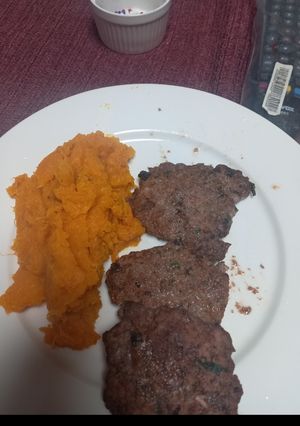 Una foto de Hamburguesas al horno con puré de calabaza