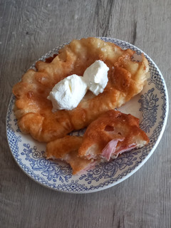 1726. Sajttal sonkával töltött lángos 😋 recept fotója
