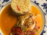 Calamares guisados con guarnición de arroz