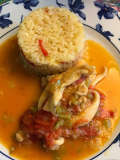 Una foto de Calamares guisados con guarnición de arroz