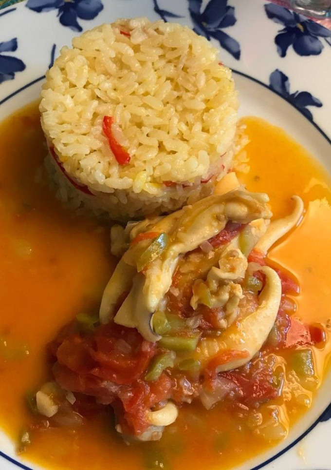 Una foto de Calamares guisados con guarnición de arroz