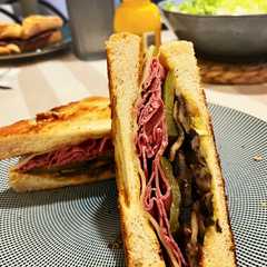 Una foto de Sándwich especial de pastrami 😍