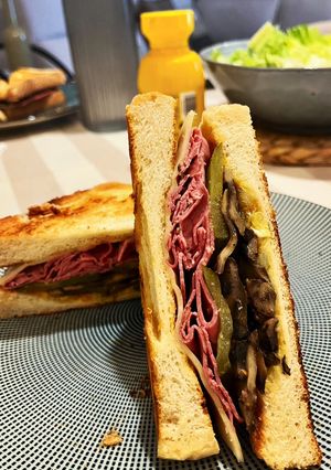 Una foto de Sándwich especial de pastrami 😍
