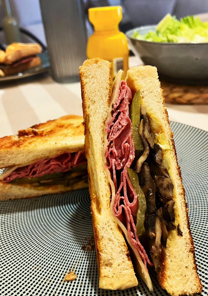 Una foto de Sándwich especial de pastrami 😍