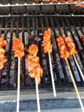 Gambas asadas en varas
