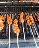 Gambas asadas en varas