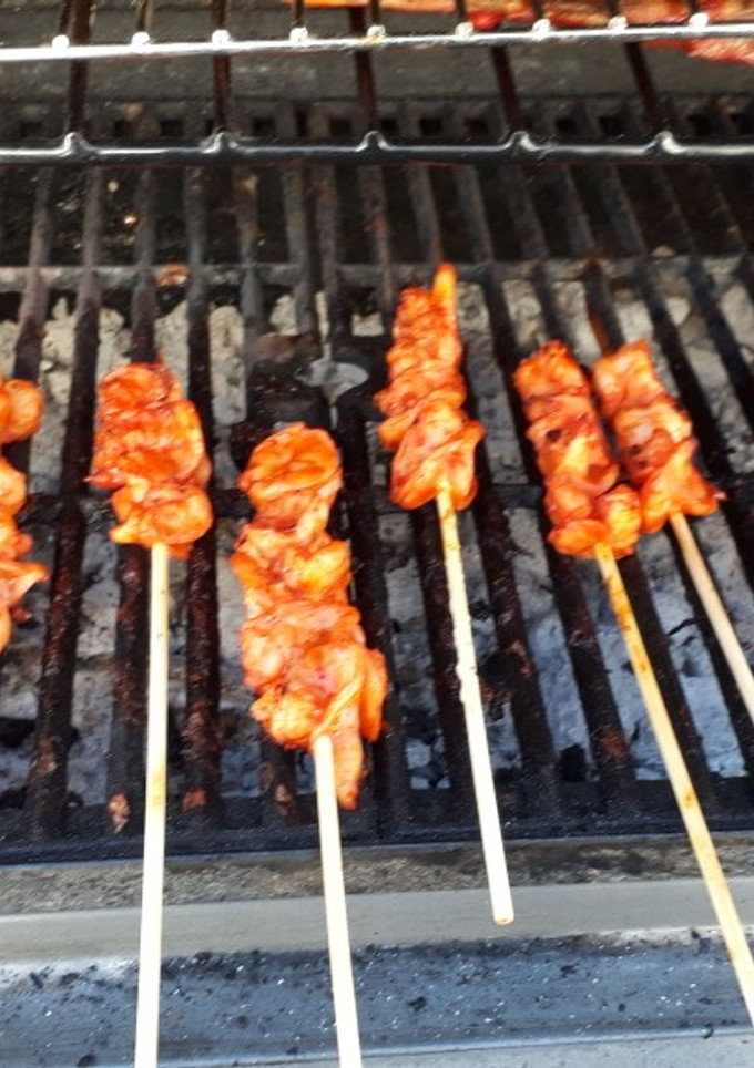Una foto de Gambas asadas en varas