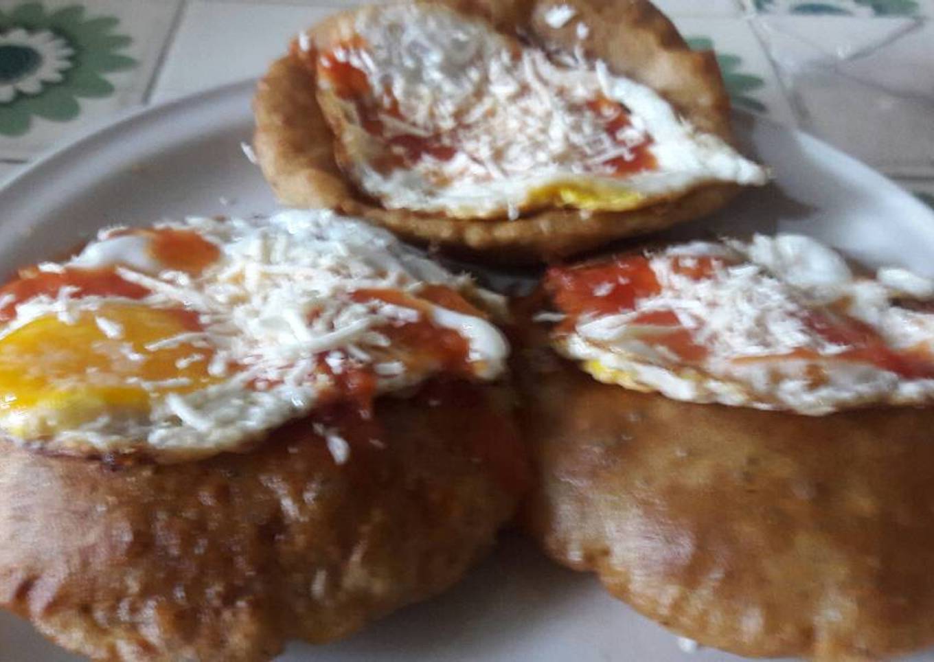 Gorditas negras de frijol con huevo estrellado