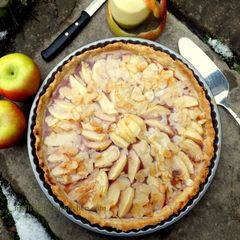 Apple and almonds tart A picture of Apple and almonds tart.