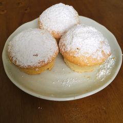 A picture of Basic Vanilla Cupcakes.