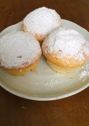A picture of Basic Vanilla Cupcakes.