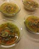 Consomé (sopa) con carne de ternera y judías verdes