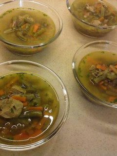 Una foto de Consomé (sopa) con carne de ternera y judías verdes