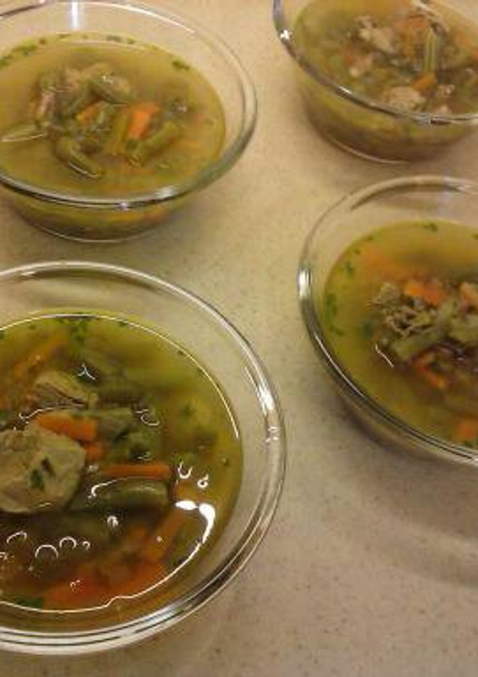 Una foto de Consomé (sopa) con carne de ternera y judías verdes