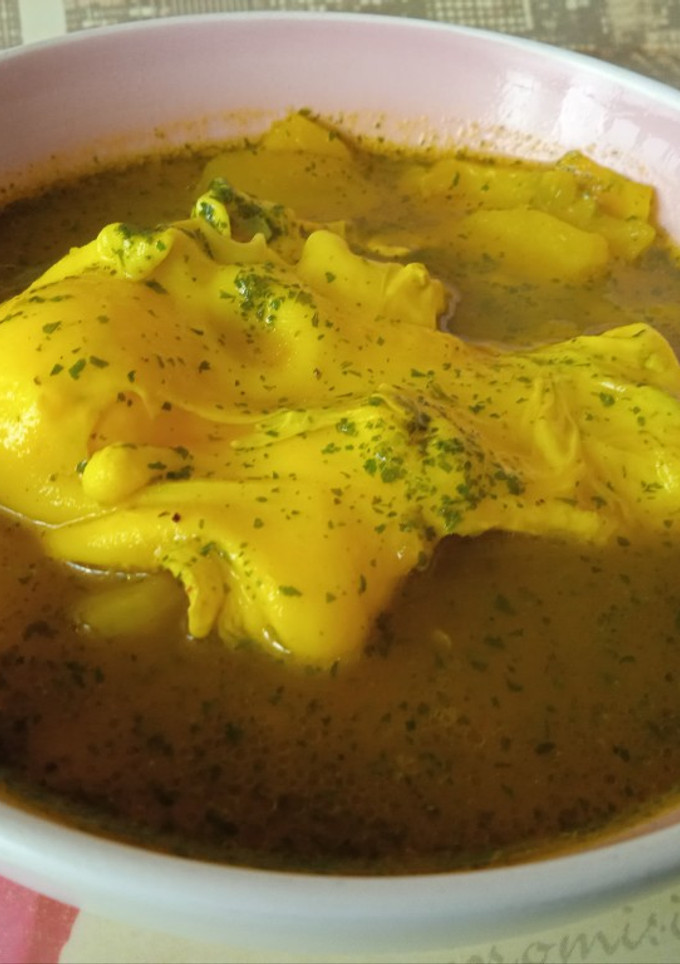 Una foto de Caldo con patatas y huevo