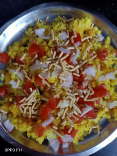 કાંદા પૌવા (Kanda poha recipe in gujarati) રેસીપી મુખ્ય ફોટો