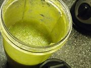 Una foto de batido de pera y espinaca