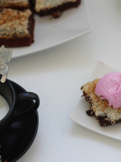 Foto de Intenso bolo de chocolate e coco