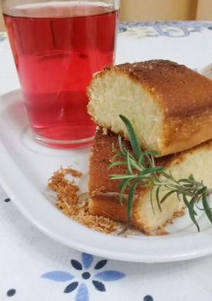 Una foto de Bizcochuelo de limón, jengibre y romero 🌿🍋