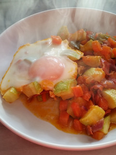 Una foto de Pisto de verduras con huevo