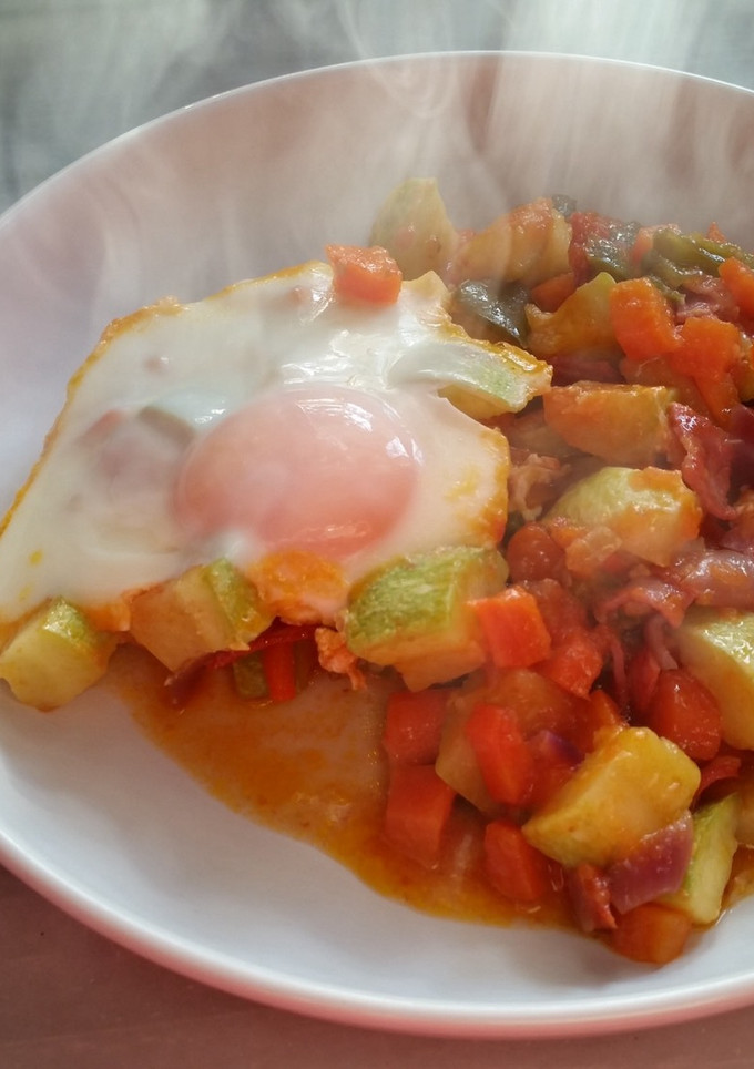 Una foto de Pisto de verduras con huevo