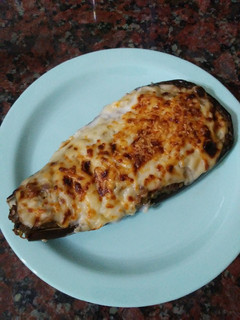 Una foto de Berenjenas rellenas con carne y salsa blanca