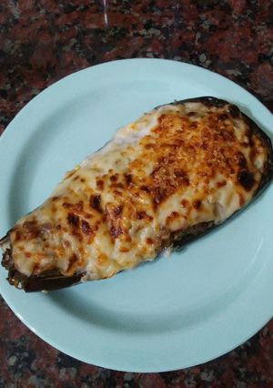 Una foto de Berenjenas rellenas con carne y salsa blanca