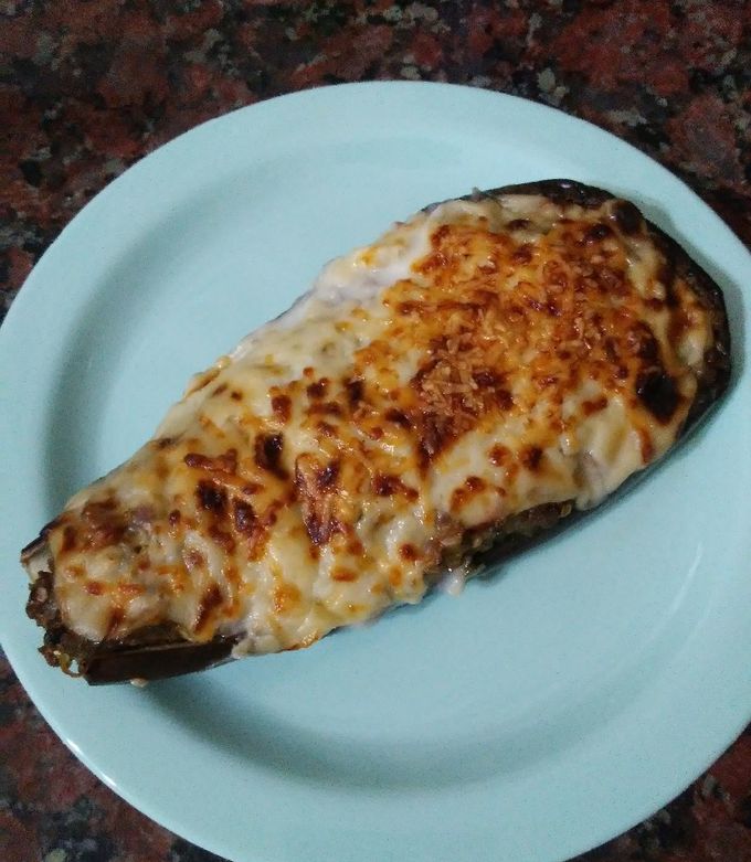 Una foto de Berenjenas rellenas con carne y salsa blanca