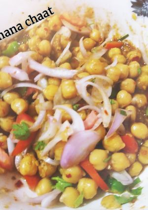 A picture of White chana chaat.