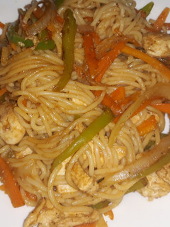 Una foto de Espaguetis con salsa de soja, verduras y pollo estilo tailandés