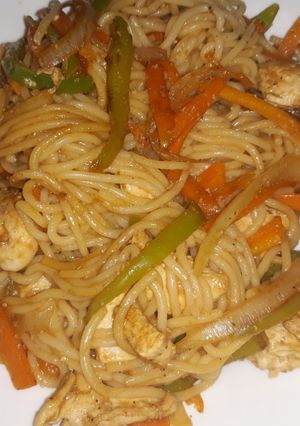 Foto principal de Espaguetis con salsa de soja, verduras y pollo estilo tailandés