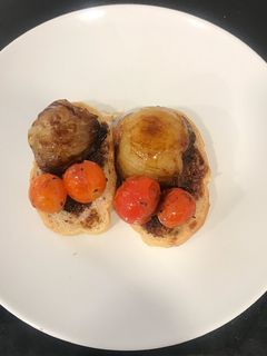 Una foto de Pintxo de chalota caramelizada y tomates cherrys
