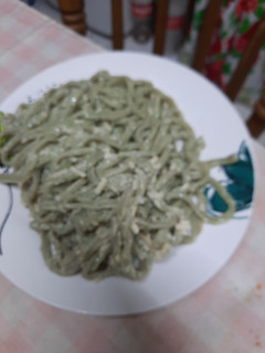 Una foto de Tallarines caseros de albahaca, cibullette y orégano frescos