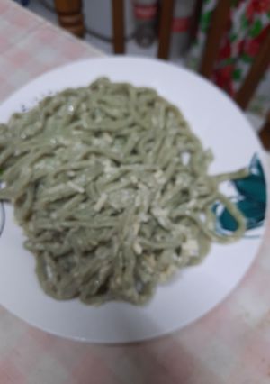 Una foto de Tallarines caseros de albahaca, cibullette y orégano frescos