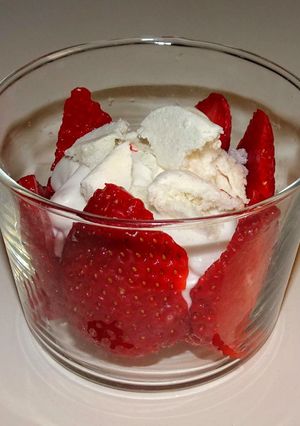 Une photo de Pavlova en verrine (vegan)