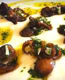 Mini Pulpitos salteados al ajillo sobre Cremoso de Patata