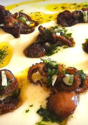 Una foto de Mini Pulpitos salteados al ajillo sobre Cremoso de Patata