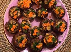 Foto principal de Champiñones rellenos de almendra zanahoria y diente de león