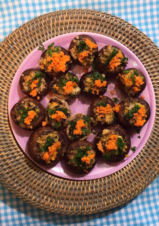 Una foto de Champiñones rellenos de almendra zanahoria y diente de león