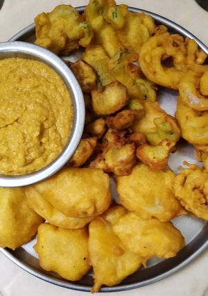 મિક્સ ભજીયા (Mix Bhajiya recipe in gujarati) રેસીપી મુખ્ય ફોટો