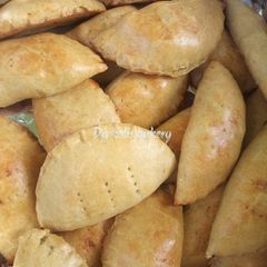 A picture of Baked meat pie.