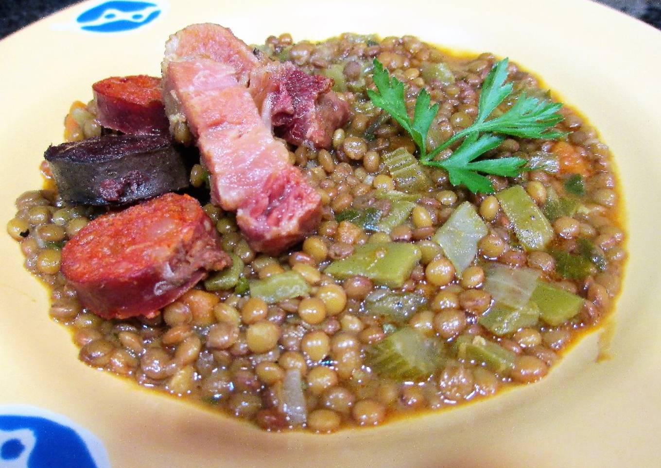 Guiso de lentejas con morcilla, chorizo y panceta de cerdo