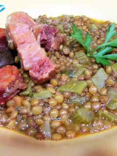 Foto principal de Guiso de lentejas con morcilla, chorizo y panceta de cerdo